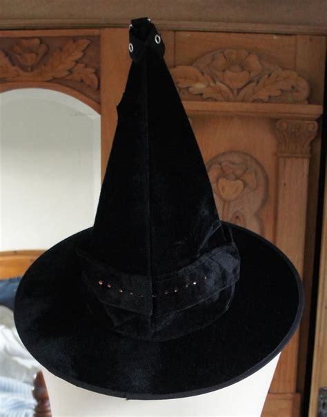 Witch hat bucklr